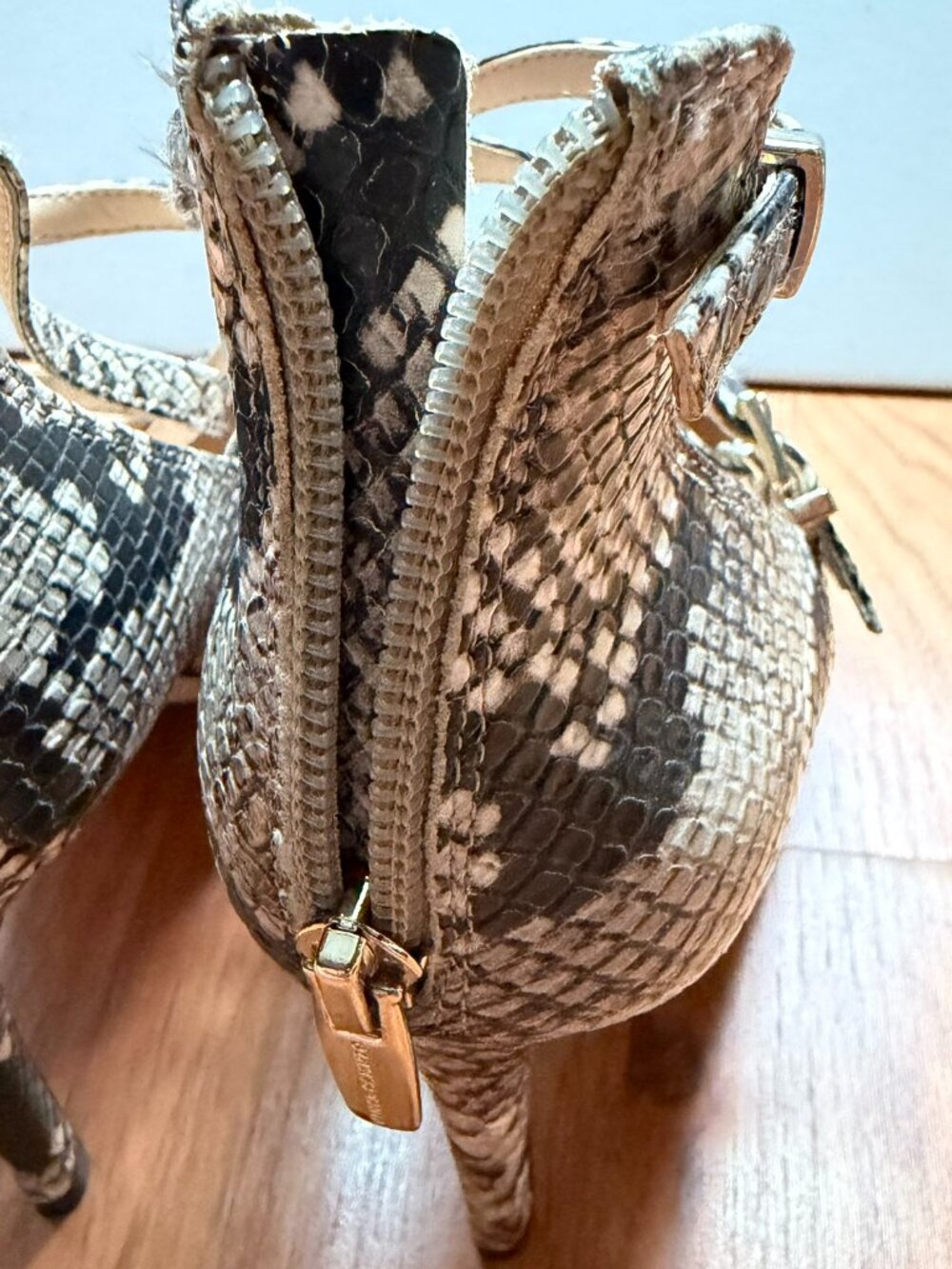 Vince Camuto 3 inch snakeskin heels, size 8.5 - Picture 4 of 9